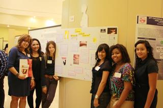 Estudiantes presentando sus proyectos. 