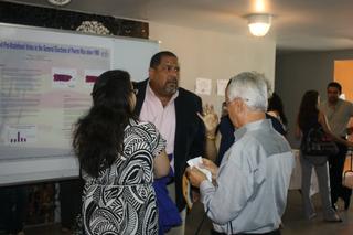 Graduación del programa “Scholars in Residence” 11-12. Marina del C. Medina presentando su afiche junto a su mentor el Dr. Carlos Guilbe. 