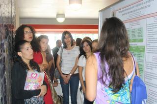 Graduación del programa “Scholars in Residence” 11-12. María Reina Santiago presentando su afiche a la Dra. Carmen S. Maldonado y participantes de la actividad