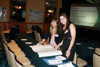 PESIC - Myrna Cintrón y Laura Quiñones ofreciendo el taller:Cómo hacer afiches de investigación